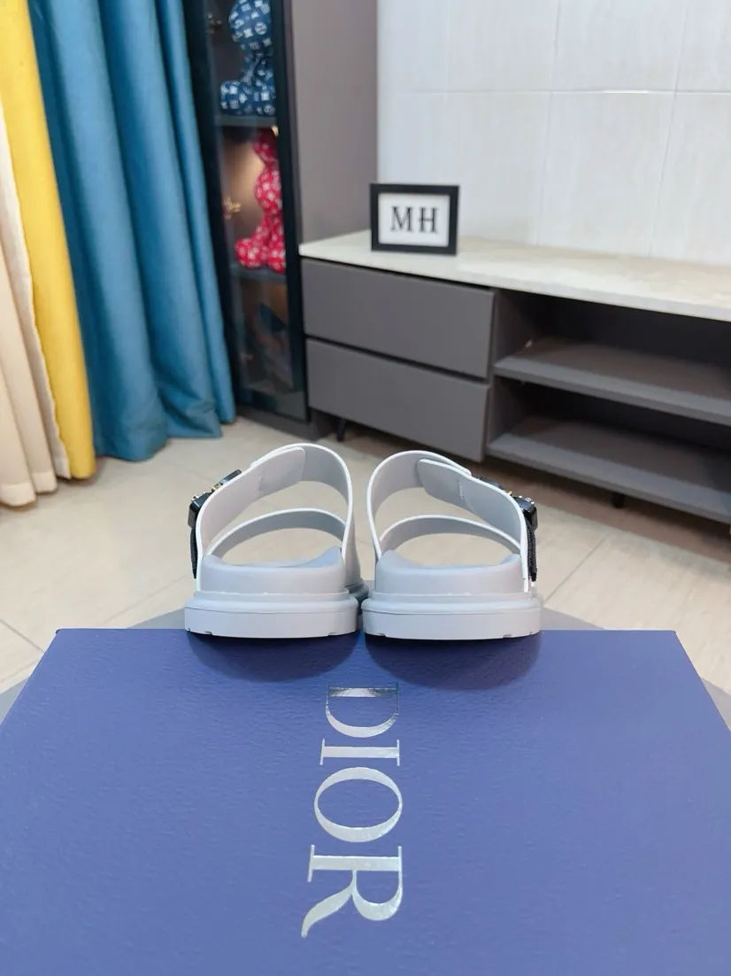 Men's Men's Shoes 💰320🌸🌸Dior Aqua Men's Sandals Slippers. Showcasing Dior haute couture design. The Dior gray suede strap is accented with an aluminum Dior buckle for added style. Paired with a comfortable tonal notch sole, they pair easily with shorts or jeans for a sophisticated look. Main body: suede cow leather, technical fabric lining: cow leather, with adjustable straps, aluminum Dior buckle, Dior gray EVA insole, tonal notch rubber outsole splicing structure👌👌size: 38-44 (45.46 customized)